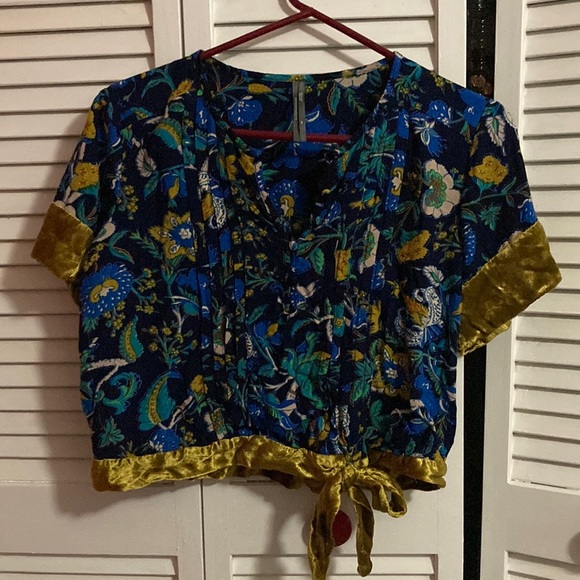 Worn once! ANTHROPOLOGIE Floral hippie crop top with golden velvet tie - Picture 1 of 3